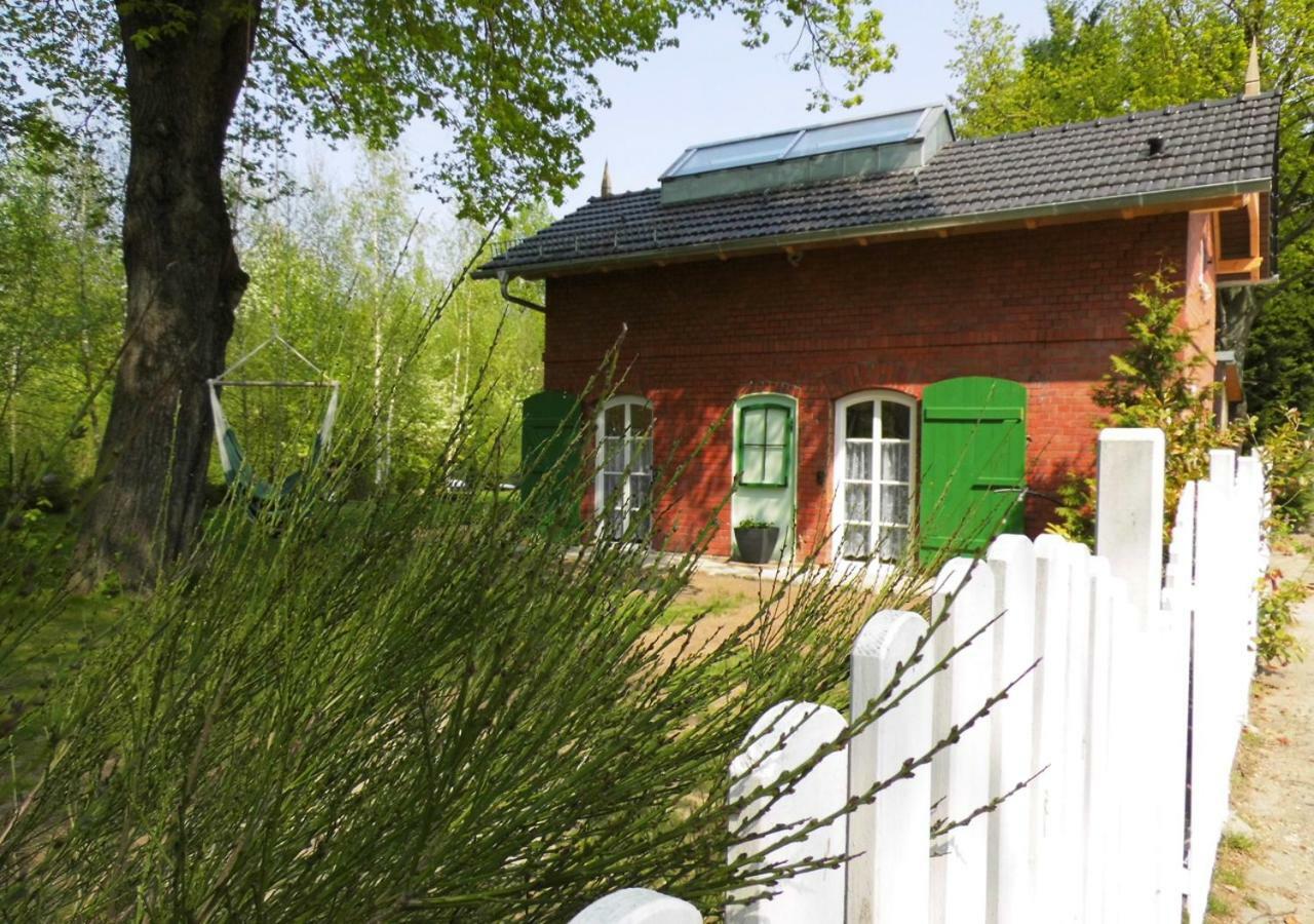Bahnhof Droyßig - Übernachten im Denkmal Exterior foto